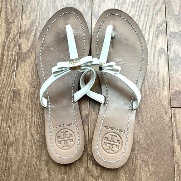 Tory Burch Shoes - Tory Burch Cream Leather Bow Sandal, Size 7